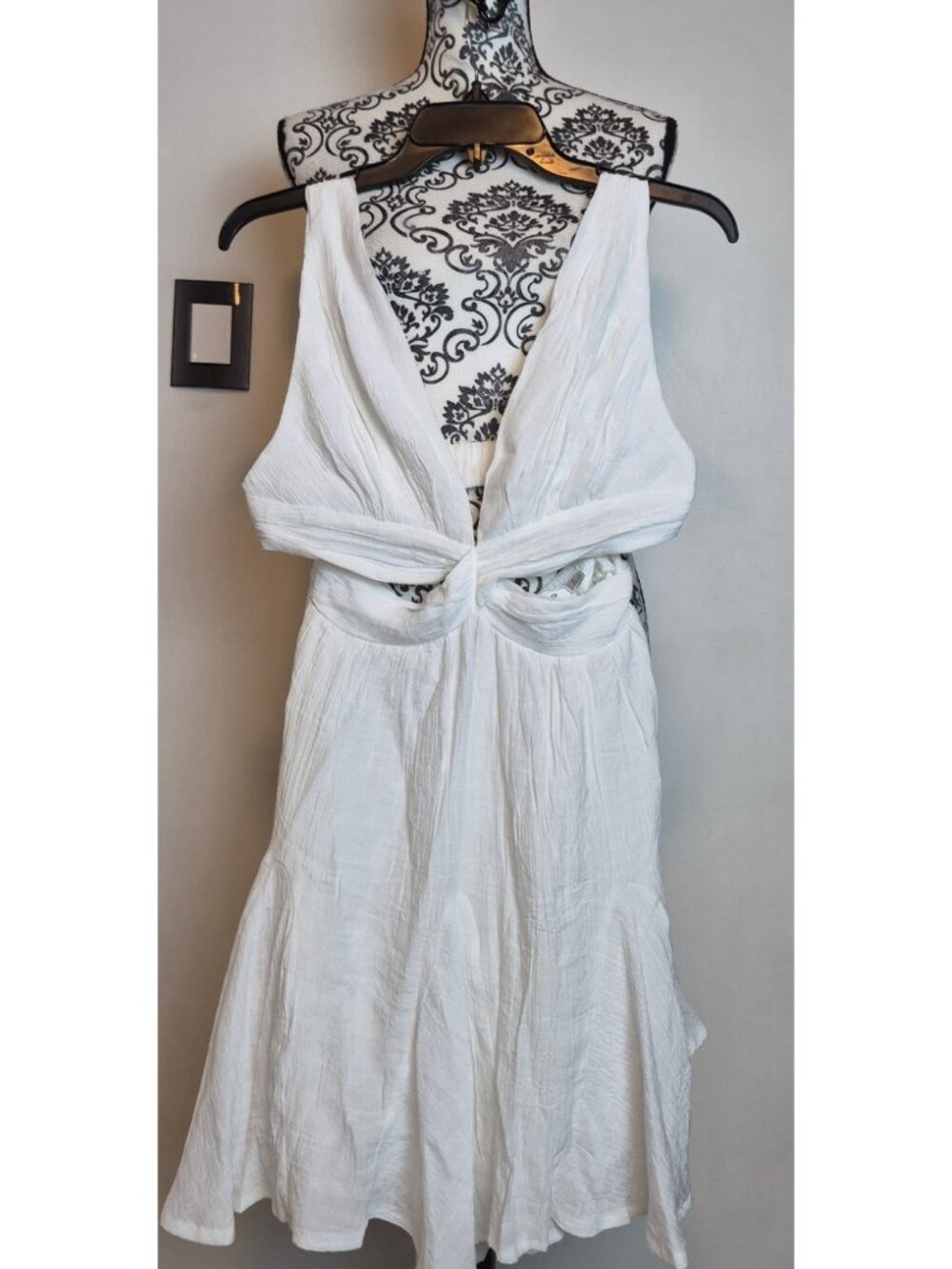 Hello Molly White Cutout Twist Mini Dress Size 6 US M NWT Sleeveless V Neck